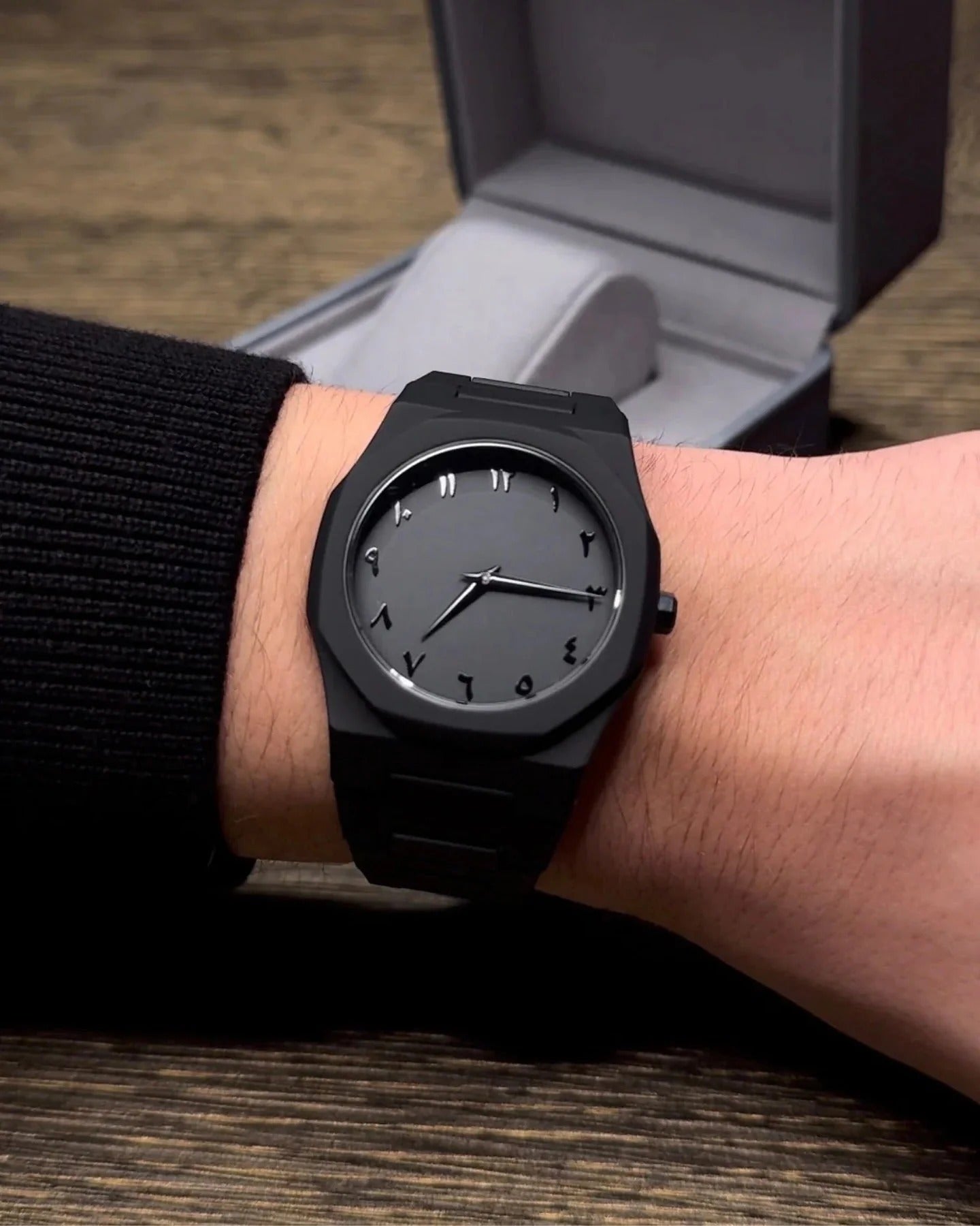 Black Arabic Aura Watch – All‑Black Arabic Numeral Dial Men’s Quartz Timepiece